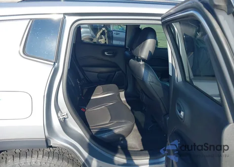 2018 Jeep Compass Latitude 4X4 z USA, uszkodzony, nr VIN 3C4NJDBB7JT112436